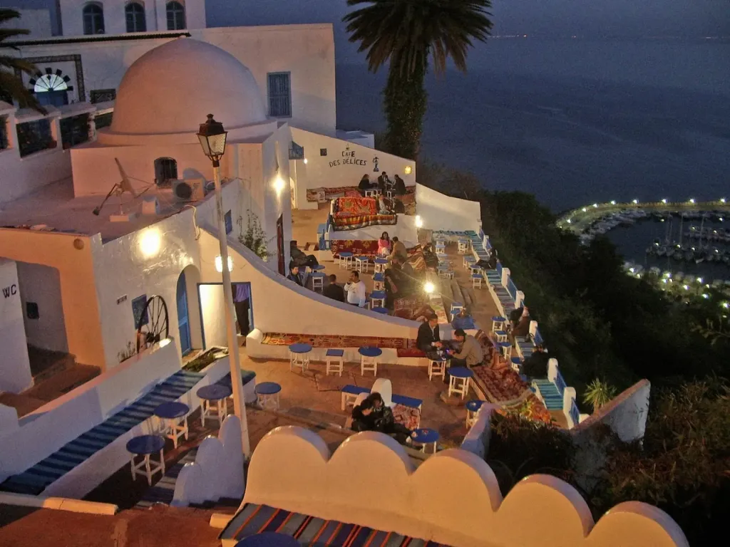 Sidi Bou Said la nuit : Un charme étincelant sous les étoiles 8 Café des Délices