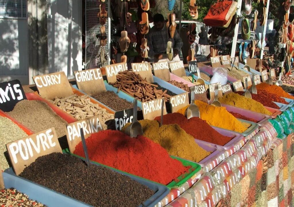 Explorez le meilleur endroit pour faire du shopping à Djerba 12 pyramide-des-epices-houmt-souk