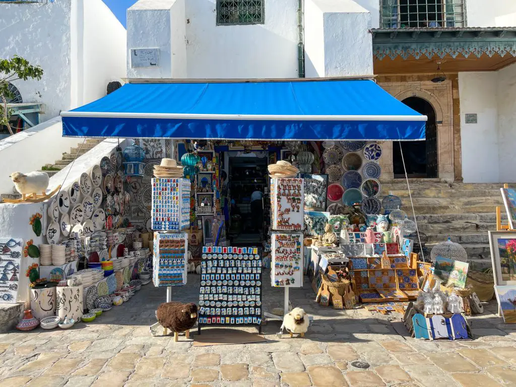 Boutique Sidi Bou Said : où acheter et quels souvenirs ? 10 La caverne Sidi Bou Saïd
