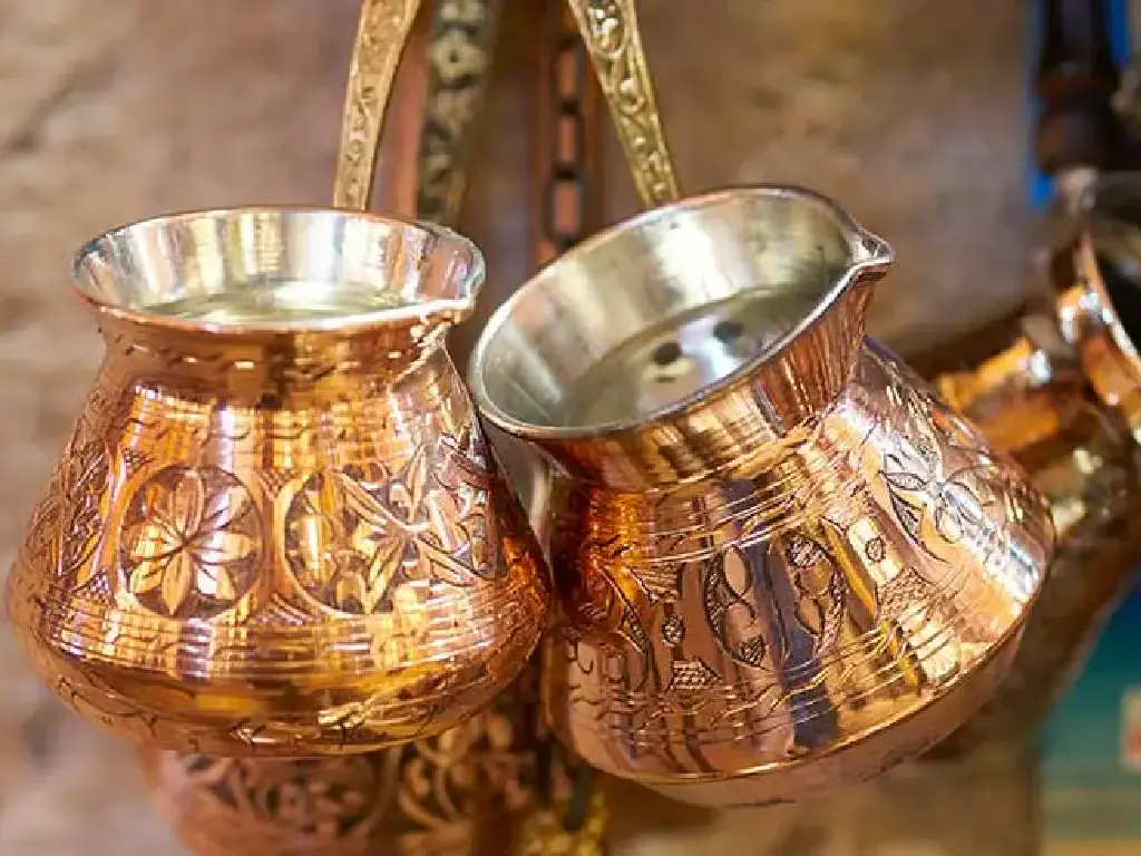 Boutique Sidi Bou Said : où acheter et quels souvenirs ? 13 Zezoua artisanale en cuivre