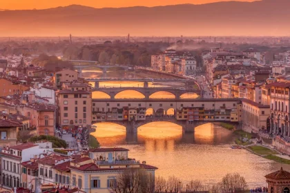 Une vue panoramique de Florence au coucher du soleil avec le Ponte Vecchio